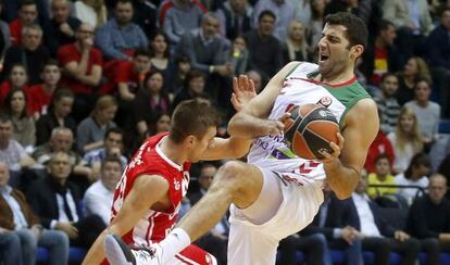 Bourousis (d) controla el bal&oacute;n junto a Katic. 