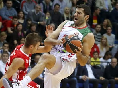 Bourousis (d) controla el bal&oacute;n junto a Katic. 