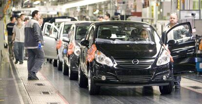 L&iacute;nea de producci&oacute;n en la f&aacute;brica de Opel en Figueruelas