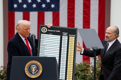 Donald Trump sostiene la tabla de países con sus respectivos aranceles en presencia del secretario de Economía, Howard Lutnick, el pasado 2 de abril en la Casa Blanca.