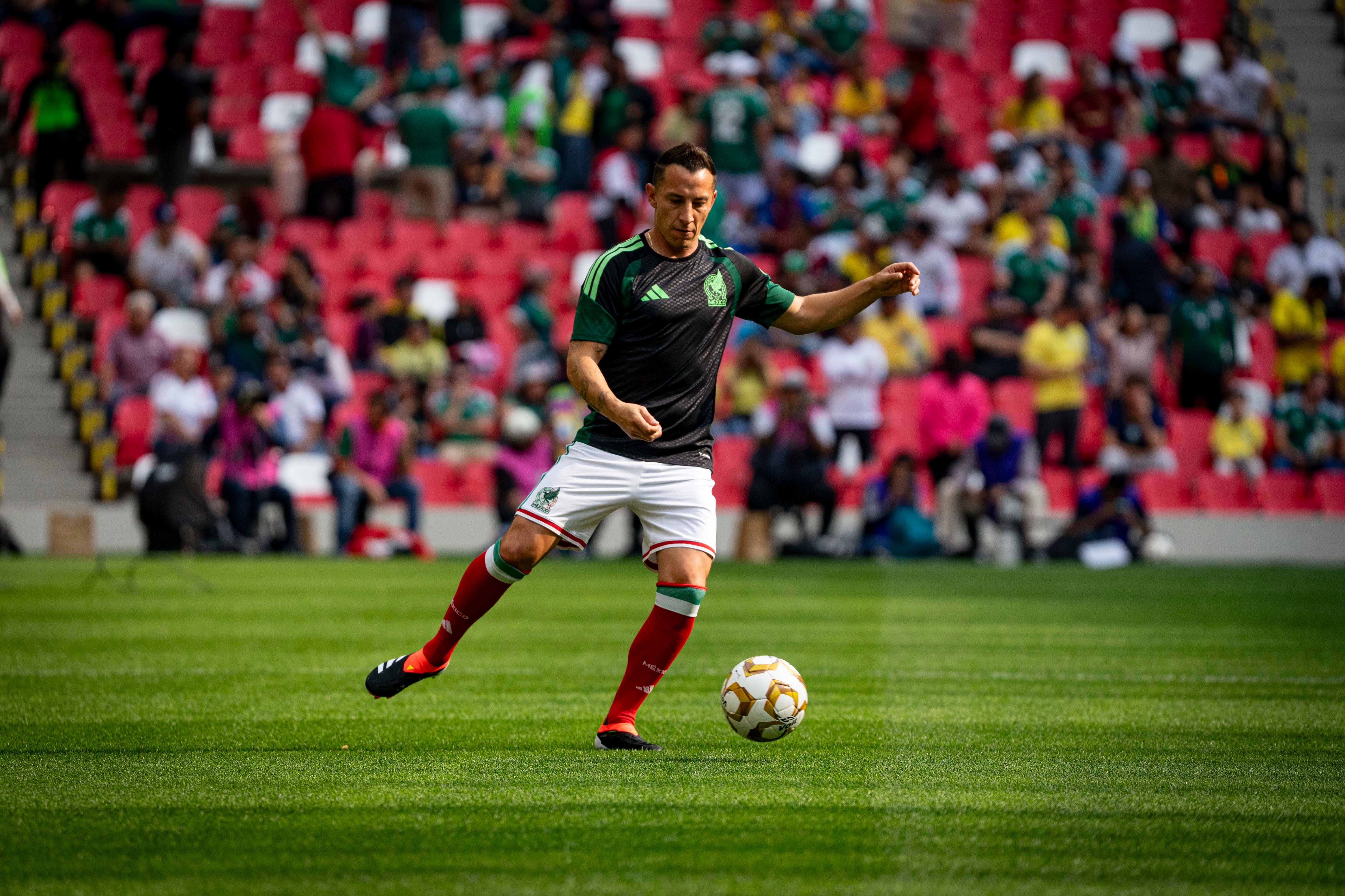 El mago Ronaldinho y los goles de Oribe Peralta deleitan al Estadio Azteca
