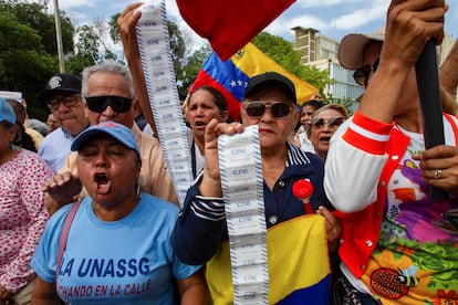 Venezolanos muestran copias de las actas, durante la concentración en Maracaibo.  