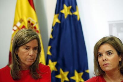 La ministra de Sanidad, Ana Mato, y la vicepresidenta del Gobioerno, Soraya Saenz de Santamaria, antes de la reunión del comité de seguimiento del ébola en el Palacio de la Moncloa