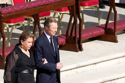 Los grandes duques Enrique y María Teresa de Luxemburgo han estado presentes en el funeral celebrado en la plaza San Pedro. Este será, probablemente, uno de los últimos grandes actos de Enrique como jefe del Estado, pues el próximo 3 de octubre cederá el testigo a su hijo, Guillermo de Luxemburgo.