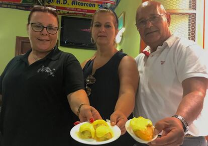 Desde la izquierda, Milagri Sanpallo, cocinera del local, Mila Barberá y Manolo Pérez, dueños del bar Las Palomas.