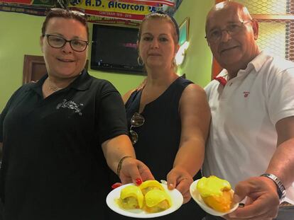 Desde la izquierda, Milagri Sanpallo, cocinera del local, Mila Barberá y Manolo Pérez, dueños del bar Las Palomas.