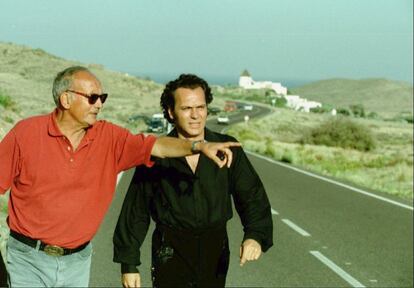 El actor José Coronado atiende las explicaciones de Mario Camus, durante el rodaje de 'El coyote', en Los Escullos (Almería) en 1997. Camus ganó el Oso de Oro del Festival de Cine de Berlín por su película 'La colmena' en 1983. Por 'Los santos inocentes', el Festival de Cannes le otorgó en 1984 una mención especial del jurado.