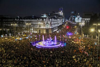 Vista general de la manifestación en Madrid en la plaza de Cibeles, y con la calle Alcalá al fondo.