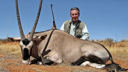 Miguel Blesa, expresidente de Caja Madrid, s&iacute;mbolo de los a&ntilde;os del despilfarro, en una cacer&iacute;a en Namibia.