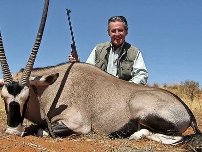 Miguel Blesa, expresidente de Caja Madrid, s&iacute;mbolo de los a&ntilde;os del despilfarro, en una cacer&iacute;a en Namibia.