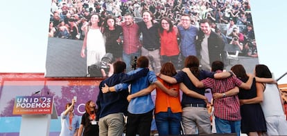 Pablo Iglesias, entre Carolina Bescansa, Irene Montero, Xulio Ferreiro, Mònica Oltra, Íñigo Errejón y Alberto Garzón en el cierre de campaña.