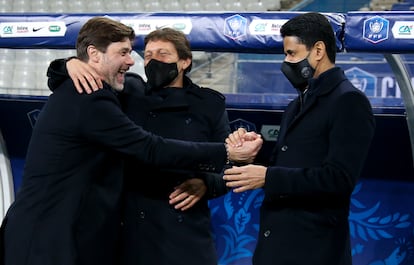 Mauricio Pochettino, Leonardo y Nasser Al Khelaifi charlan el pasado 19 de mayo en el Stade de France de París.