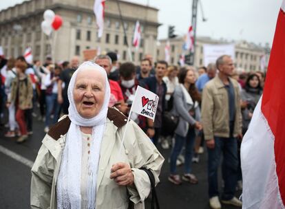 Una mujer en la protesta contra el fraude electoral, este domingo en Minsk.