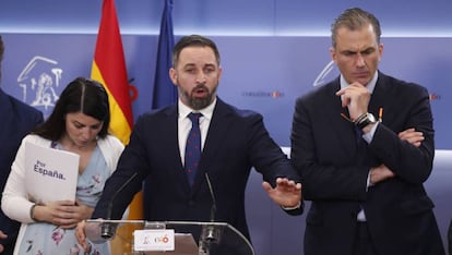 Macarena Olona, Santiago Abascal y Javier Ortega Smith en el Congreso.