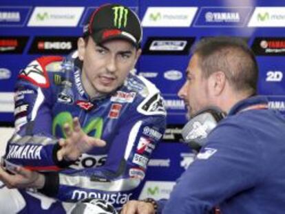 El Campeón del Mundo de MotoGP, el piloto español Jorge Lorenzo (i), habla con uno de los técnicos de Michelin en la primera jornada de entrenamientos que se celebran en el Circuito Ricardo tormo en Cheste (Valencia).