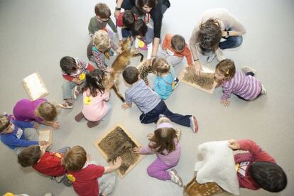 Niños en una actividad del Museu Blau de Barcelona.