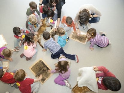 Niños en una actividad del Museu Blau de Barcelona.