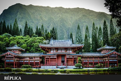 El Byodo-In hawaiano es una réplica a menor escala del templo japonés situado en la localidad de Uji (Kioto) y declarado patrimonio mundial. Se construyó el 7 de junio de 1968 para conmemorar el centenario de la llegada de los primeros inmigrantes japoneses a este archipiélago del Pacífico. Y se localizó al pie de las montañas Koolau, en el Valle de los templos, en la isla de Oahu. En su interior no se practica el budismo, sino que está planteado como un espacio abierto donde son bienvenidas personas de todas las creencias para meditar, buscar paz o, simplemente, disfrutar de su belleza.