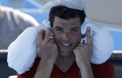 El canadiense Frank Dancevic se refresca.