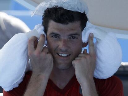 El canadiense Frank Dancevic se refresca.