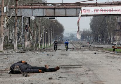 El cuerpo de un civil asesinado en Mariupol, este sábado.