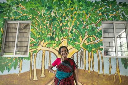 Una de las pacientes más veteranas fotografiada frente a un mural del baniano, árbol que inspira el trabajo de esta ONG pues es robusto y frondosidad da cobijo.