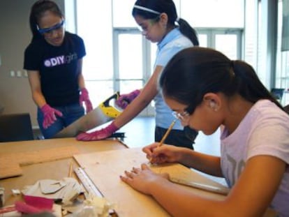 La organización DIY Girls promueve el interés por la ingeniería y la tecnología entre mujeres jóvenes sin recursos ni estudios en ciencias
