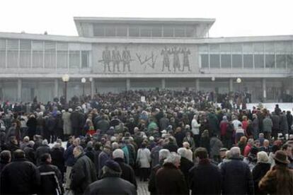 Decenas de personas esperan para dar su último adiós al ex presidente serbio.