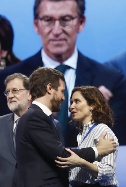 Pablo Casado, expresidente del PP, saluda a Isabel Díaz Ayuso, presidenta de la Comunidad de Madrid.