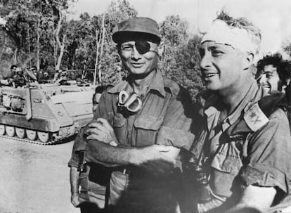 18 de outubro de 1973. O ministro de Defesa de Israel, Moshe Dayan (e) com o General Ariel Sharon na orla oeste do Canal de Suez. Segundo dia do ataque de Israel sobre Egito na Guerra de Yom Kipur.