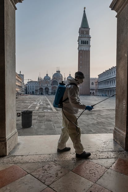 Un sanitario, en Venecia, Italia. 