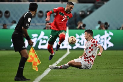 Hakim Ziyech (a la izquierda) y Ivan Perisic, durante la primera parte del partido.