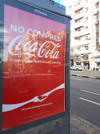 Publicidad de Coca-Cola durante la cumbre en Madrid.