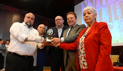 Wael Dahdouh (left) receives the XVII Julio Anguita Parrado International Journalism Award, on April 7 in Córdoba. 
