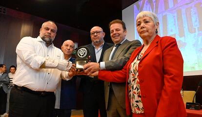 Desde la izquierda, el periodista palestino Wael Al Dahdouh, el presidente del sindicato de periodistas de Andalucía, Francisco Terrón; el rector de la universidad de Córdoba, Manuel Torralbo; el concejal del Ayuntamiento, Julián Urbano y Ana Parrado, madre de Julio Anguita Parrado que da nombre a los premios, el domingo en Córdoba.