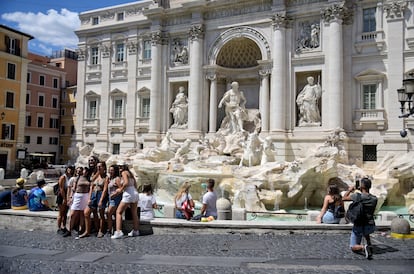Varios turistas visitan la Fontana de Trevi, en Roma, el pasado jueves.