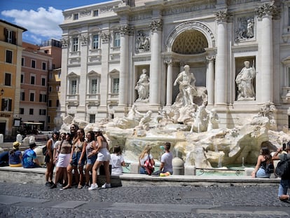 Varios turistas visitan la Fontana de Trevi, en Roma, el pasado jueves.