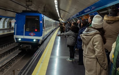 Pasajeros en la Estación del Arte, en Madrid, en enero de 2025.