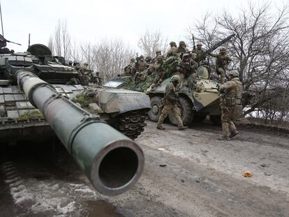 Soldados ucranios se preparan para repeler un ataque el día 24 en la región de Lugansk.