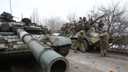 Soldados ucranios se preparan para repeler un ataque el día 24 en la región de Lugansk.