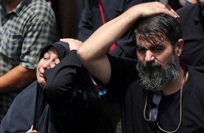 Asistentes reaccionan con emoción durante la procesión fúnebre en Teherán, este sábado.