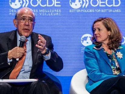 Ángel Gurría, secretario general de la OCDE, con Nadia Calviño, ministra de Economía en funciones