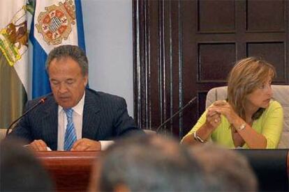 Pedro Pacheco y Pilar Sánchez, durante el pleno municipal.