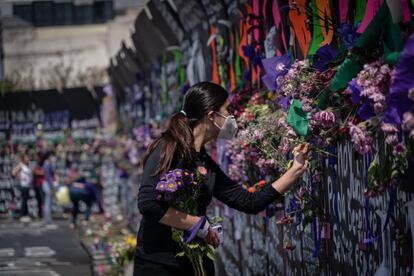 Parte de las acciones incluyeron un altar de flores en las vallas metálicas frente al Palacio Nacional.