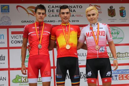 Igor Arrieta, Juan Ayuso y Raúl García Pierna, en el podio del campeonato de España júnior de 2019