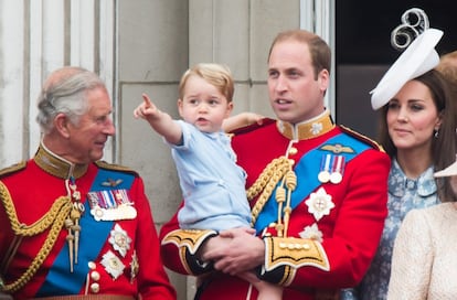 El príncipe Guillermo, sujeta en brazos a su primogénito, el príncipe Jorge. A su lado, su padre, Carlos de Inglaterra, y su esposa, Kate Middleton. Aquel desfile de 2013 fue el primero en el que se pudo ver al pequeño. .