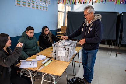 Votantes asisten a los locales de votacion el 29 de junio de 2025.