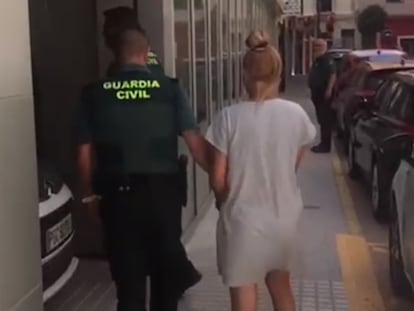 Una de las detenidas en Villajoyosa, conducida por un guardia civil.