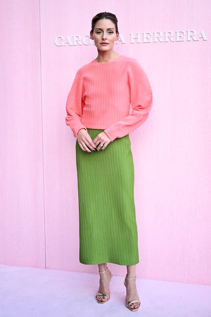 Olivia Palermo, que llegó junto a su marido Johannes Huebl, también escogió un atuendo colorido. Ella vistió una atractiva combinación de rosa y verde pistacho.