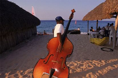 A unos 18 kilómetros de La Habana, turistas y habaneros disponen de una buena opción para disfrutar del sol en las playas del Este.